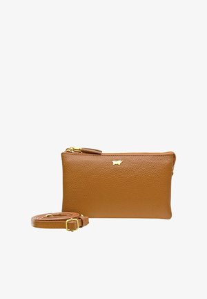 Borsa in pelle marrone con superficie texture, hardware dorato e tracolla removibile. Presenta una chiusura con zip e un piccolo logo decorativo.