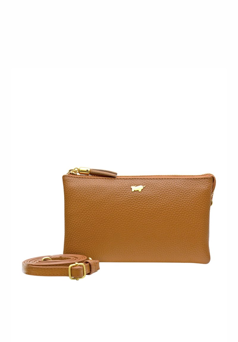 Borsa in pelle marrone con superficie texture, hardware dorato e tracolla removibile. Presenta una chiusura con zip e un piccolo logo decorativo.