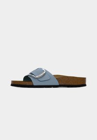 Μπλε σανδάλι τύπου slip-on με φαρδιά λουρί και μεταλλικό πόρπη, πάτο από φελλό και υφασμένη εξωτερική σόλα από καουτσούκ.