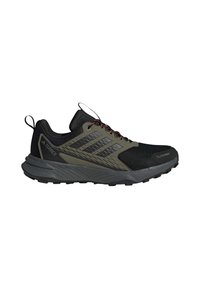 Schwarzer und olivgrüner Trailrunningschuh mit mesh-Obermaterial, strukturierten Überzügen und orangefarbenen Akzenten. Verfügt über eine Gummisohle für guten Halt.