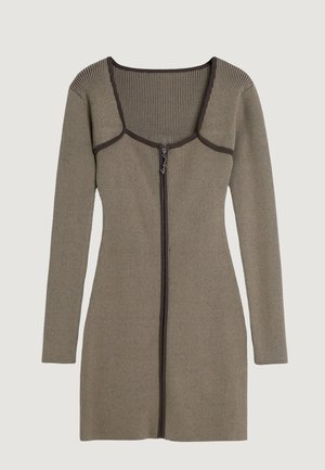 Abito a maniche lunghe a costine in verde oliva con chiusura a zip, caratterizzato da un bordo marrone a contrasto lungo il collo e le maniche a tutta lunghezza.