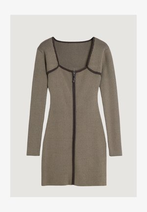 Ribiga, pikkade varrukatega kleit oliivirohelises toonis, esil tõmblukuga, kaela- ja täispikkade varrukate ääres kontrastse pruuni äärisega.