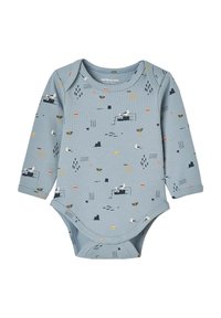 Babybody aus hellblauem Stoff mit langen Ärmeln und einem verspielten Muster von Bäumen, Wasser und Tieren in Gelb, Weiß und Schwarz.