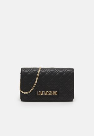 Czarna pikowana skórzana kopertówka z złotym łańcuszkiem oraz prostokątną metalową tabliczką z logo „Love Moschino” na froncie, na środku.