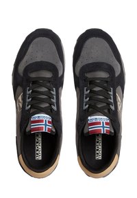 Scarpe sportive nere e grigie realizzate in suede e mesh, con punta tonda, suole in gomma e marchio multicolore sulla linguetta.