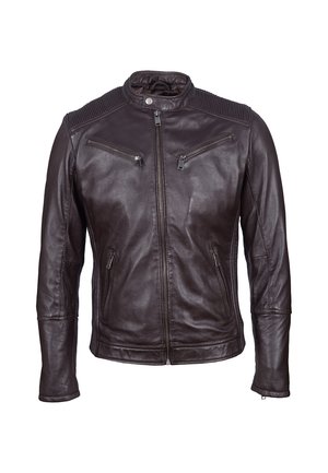 Chaqueta de cuero marrón con cierre frontal, acentos de hombros acanalados y dos bolsillos en el pecho y dos bolsillos laterales con cremallera. Textura suave y diseño ajustado.