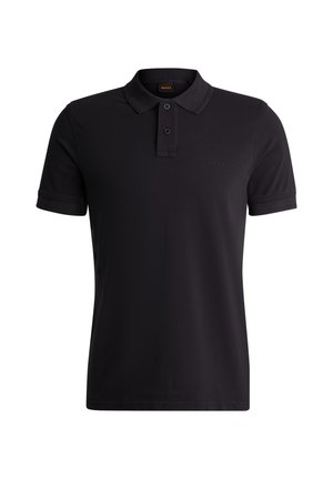 Cămașă polo neagră dintr-un material neted, cu un guler clasic, placket cu două butoane și un logo subtil pe piept. Mâneci scurte.
