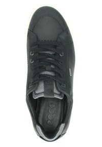 Schwarze Sneaker mit einem glatten Leder-Obermaterial, einer strukturierten Stoffzunge, runden Schnürsenkeln und einer weißen Gummisohle. Ecco-Logo auf der Innensohle.