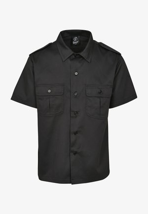 Schwarzes kurzärmliges Hemd aus glattem Material mit Knopfverschluss auf der Vorderseite, zwei Brusttaschen und Schulterklappen.