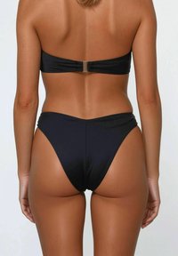 Zwart bikini set met een bandeau top met een metallic sluiting en high-waisted onderkant, gemaakt van soepele, elastische stof.