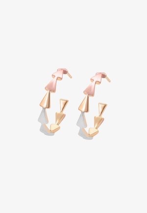 Horgos fülbevalók, geometrikus formatervezéssel, váltakozó háromszög alakú fémbetétekkel, rózsaarany és ezüst színekben. Texturált felület, könnyű súly.