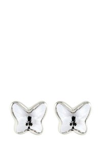 Silvriga örhängen i form av fjärilar som har en fasetterad klar kristall i mitten och släta metallkanter. Måtten är små och rundade.