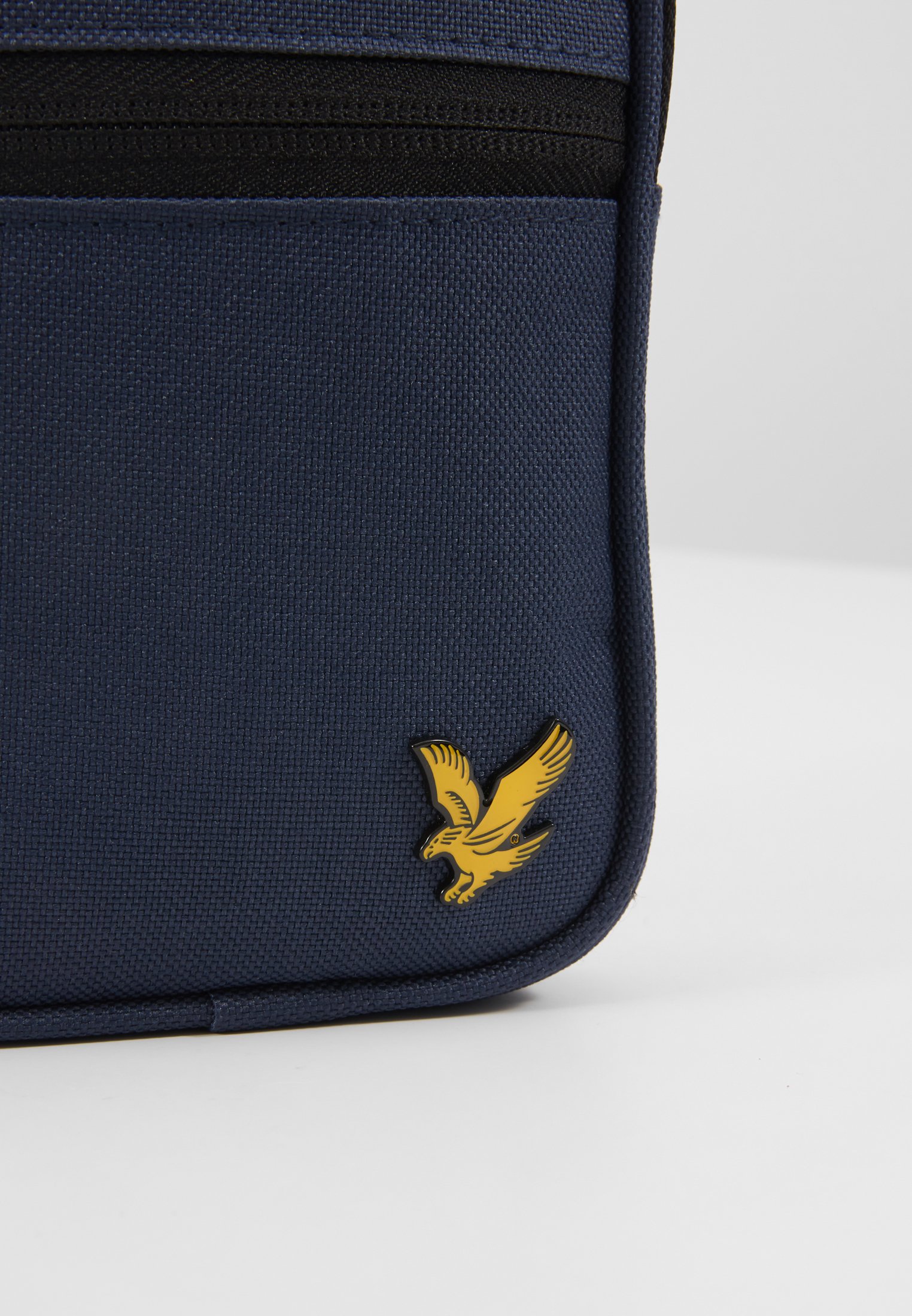 Lyle & Scott MINI MESSENGER Axelremsväska navy Zalando.se Lyle & Scott MINI MESSENGER Axelremsväska navy Zalando.se