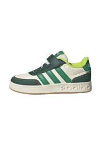 Sneakers verdi e bianchi con una tomaia in pelle e rete, featuring tre strisce verdi, un cinturino in velcro e una suola in gomma texturizzata.