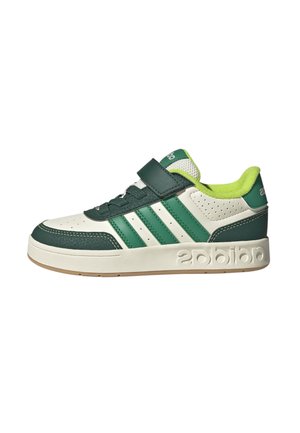Zapatillas verdes y blancas con una parte superior de cuero y malla, que presentan tres rayas verdes, una correa de velcro y una suela de goma texturizada.