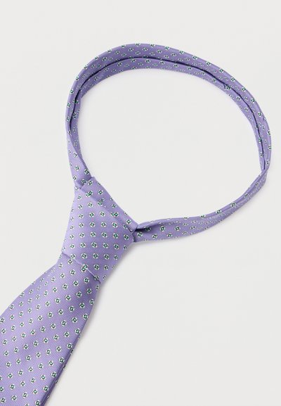 Μωβ γραβάτα με μικρά λευκά και πράσινα λουλουδάτα σχέδια, δεμένη σε κόμπο Windsor, τοποθετημένη επίπεδα σε λευκό φόντο.