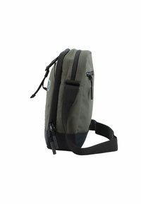 Borsa a spalla in materiale impermeabile grigio, con finitura liscia e dettagli neri. Presenta due scomparti con zip e una tracolla regolabile.