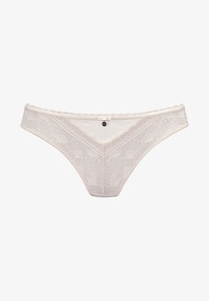 Koronkowe stringi w jasnym beżu z kwiatowym wzorem; posiadają falbaniaste krawędzie oraz mały detal w postaci kokardki z serduszkiem na środku przodu.