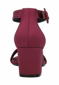 Mauve satijnen sandalen met hakken, afgewerkt met een ronde neus, een verstelbaar enkelbandje met een decoratieve knop, en een chunky hak.