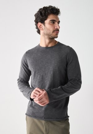 - Sweter