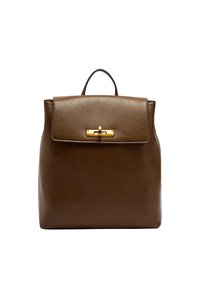 Brązowy skórzany plecak o wyraźnym kształcie, z płaską klapą na górze, złotym zapięciem i krótkim uchwytem na górze. Gładka struktura.