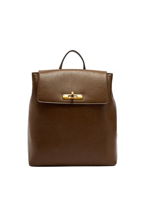 Brązowy skórzany plecak o wyraźnym kształcie, z płaską klapą na górze, złotym zapięciem i krótkim uchwytem na górze. Gładka struktura.