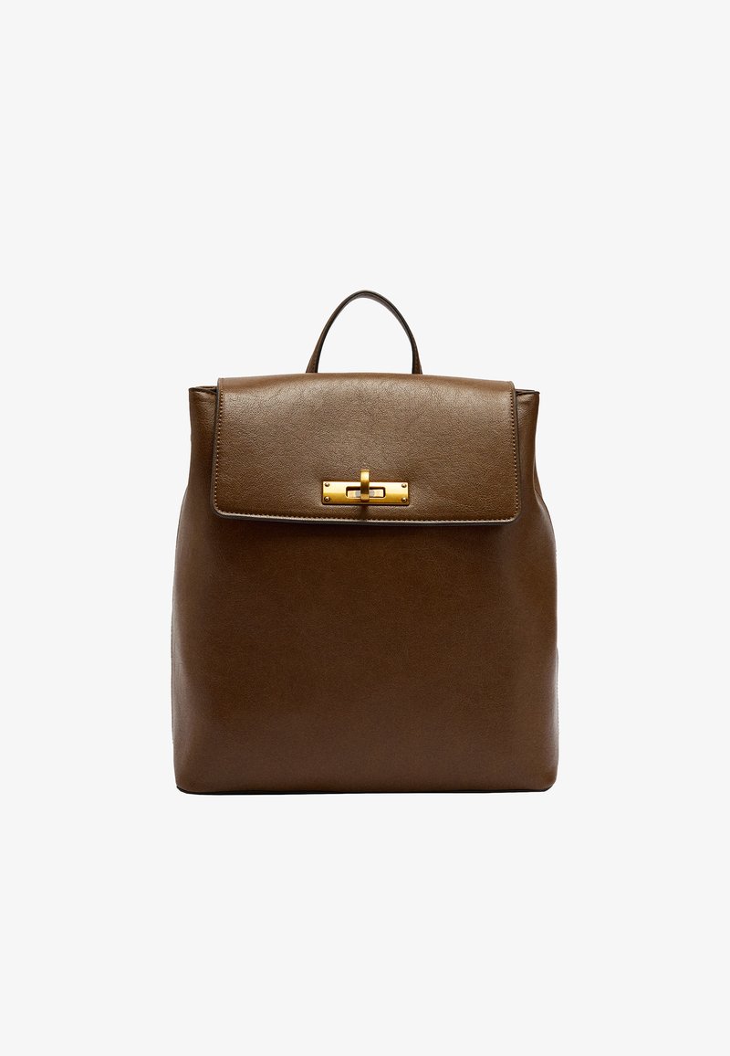 Brązowy skórzany plecak o wyraźnym kształcie, z płaską klapą na górze, złotym zapięciem i krótkim uchwytem na górze. Gładka struktura.