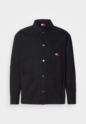 Giacca nera con bottoni in tessuto twill, con colletto, tasche frontali e una piccola toppa con il marchio in rosso, bianco e blu sul petto.