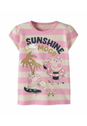 Maglietta a righe rosa e crema per bambini con la scritta "Sunshine Mood", due maialini dei cartoni animati che giocano con la palla da spiaggia e il gonfiabile fenicottero, palme, granchio.