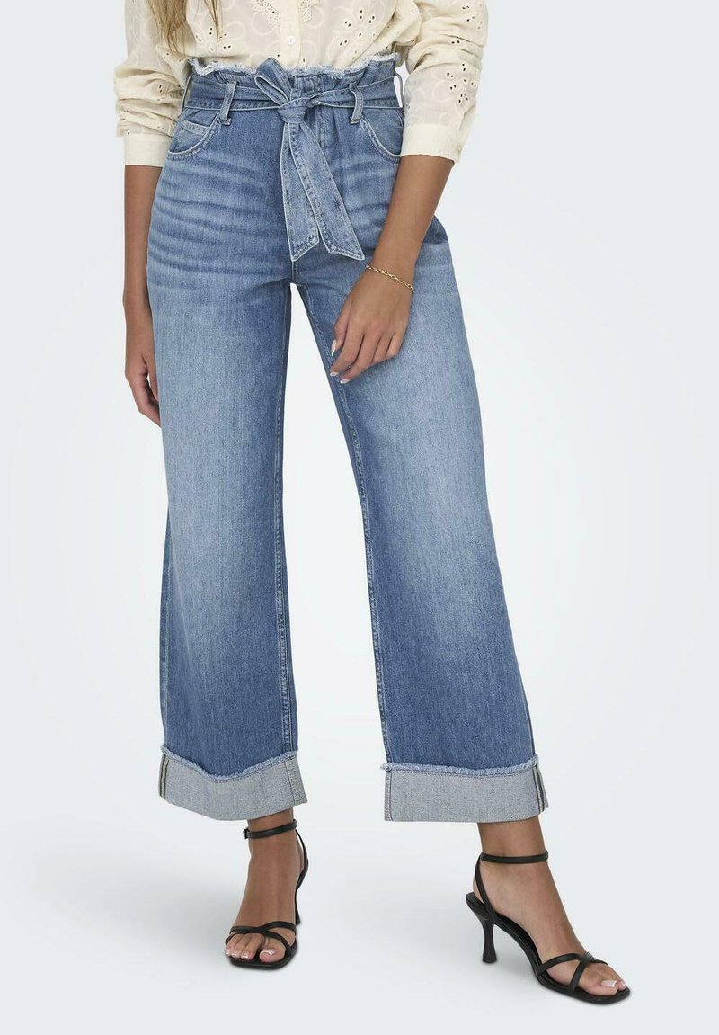 Gaišzili augstās jostasvietas džinsu bikses ar plašu piegriezumu. Aprīkotas ar jostu, divām kabatām un apkaklēm. Gluda tekstūra, klasiskā dizaina.