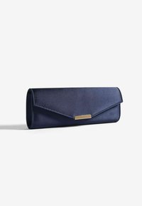 Clutch in raso blu navy con chiusura rettangolare dorata, esposto su uno sfondo bianco semplice.
