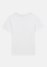 Λευκό βαμβακερό μπλουζάκι, κοντά μανίκια, στρογγυλή λαιμόκοψη, λεία υφή, χωρίς σχέδια ή γραφικά, απλή πίσω όψη.