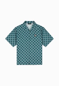 Korte mouw shirt in teal met een geometrisch wit patroon, voorzien van een kraag en een zwart logo-oproep op de borst. Gladde stof structuur.