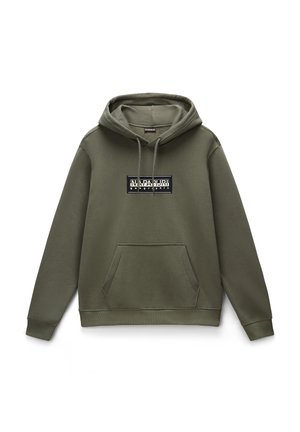 Olijfgroene hoodie van zachte stof, met een voorste kangaroo zak en een zwart logo merkteken op de borst. Verstelbare trekkoordcapuchon.