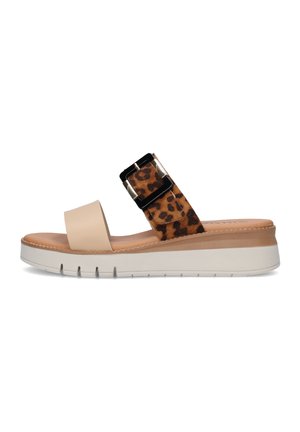Sandalo beige a ciabatta con suola bianca spessa e cinturino con stampa leopardata con grande fibbia nera.