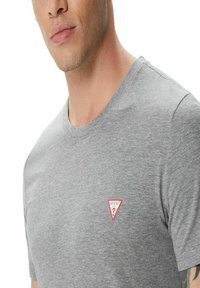Guess T-shirt basic - grigio scuro