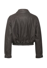 Giacca in pelle nera tagliata con orlo arricciato, polsini con bottone e colletto classico, caratterizzata da una texture liscia e una lieve brillantezza.