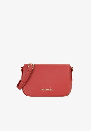 Sac à bandoulière en cuir rouge texturé avec sangle ajustable et boucle dorée, portant le nom de la marque Valentino sur le rabat avant.
