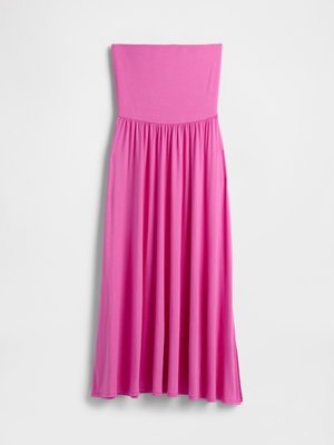 Robe rose sans bretelles, longue jusqu'au sol, avec une taille froncée et une jupe flottante, présentée à plat sur un fond blanc.