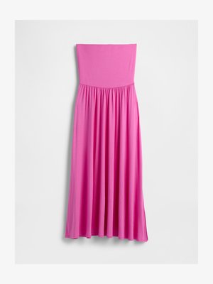 Strapless, gulvlengde rosa kjole med samlet midje og flytende skjørt, vist flatt på hvit bakgrunn.