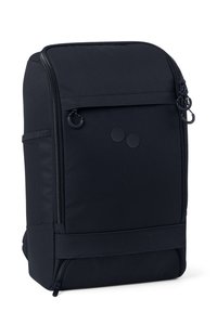 Schwarzer Rucksack mit einem stromlinienförmigen Design, hergestellt aus strapazierfähigem Stoff, ausgestattet mit einem oberen Reißverschluss, einer Fronttasche und zwei runden Akzenten.