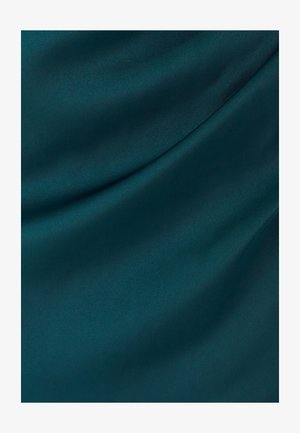 Tissu satin teal avec une texture lisse, présentant des drapés doux et un éclat subtil, créant des plis délicats et une apparence fluide.