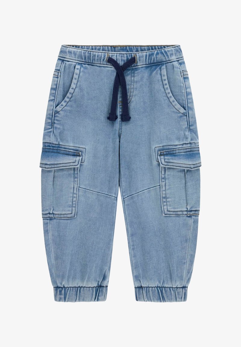 Pantalon cargo en denim bleu clair pour tout-petit avec poignets élastiques, poches à rabat latérales, poches avant et taille à cordon de serrage bleu marine.