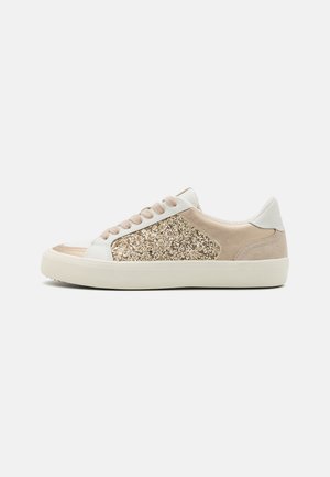 Sneakers beige con un pannello laterale dorato scintillante, inserti in pelle bianca e una tomaia in tessuto beige testurizzato, dotati di lacci rotondi.