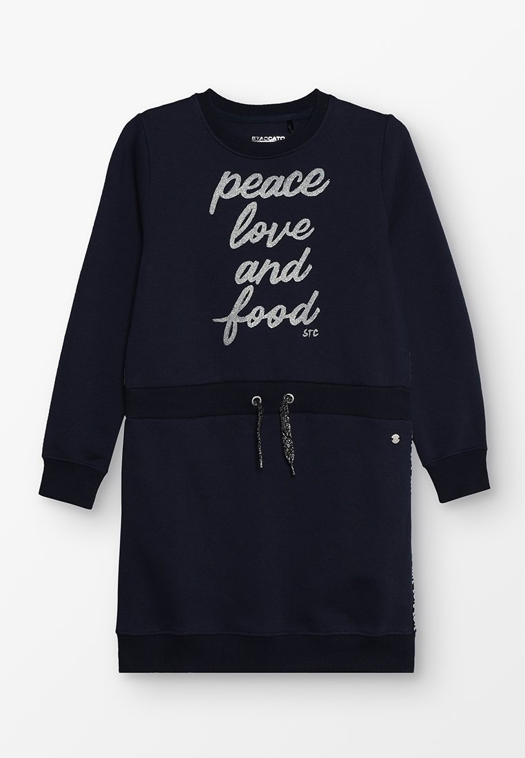 Granatowa sukienka dresowa z srebrnym napisem "pokój, miłość i jedzenie", ściągacze na rękawach, regulowany ściągacz w talii oraz gładka tekstura.