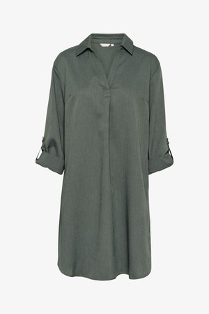 Zielona, długorękawowa koszula z kołnierzykiem, z guzikami i podwiniętymi rękawami, w luźnym kroju. Wykonana z teksturowanej tkaniny.