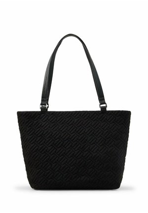 Zwarte doorgestikte totebag met twee lange gestructureerde handvatten en een subtiel gestikt geometrisch patroon.