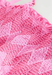 Oberteil aus gerafftem Stoff in lebhaftem Pink. Verfügt über eine strukturierte Oberfläche mit geometrischen Mustern, elastische Rüschensaumkanten und dünne Träger.