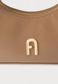 Saco de couro castanho com textura suave, apresentando um fecho dourado e um detalhe de logótipo metálico no centro.