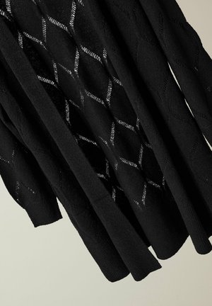 Cardigan nero a maglia con motivo a rombi e dettagli in filo argentato. Maniche lunghe e texture morbida, stile aperto davanti.